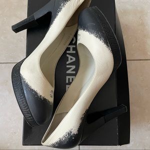 Chanel Escarpins Pumps (Blanc/Noir) in Size 40